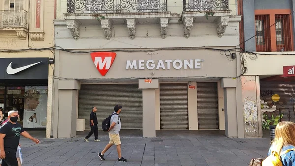 Se libra en la peatonal caliente batalla por la marca Megatone